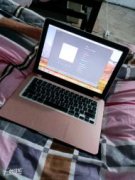 女生自用苹果笔记本电脑。