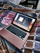 女生自用苹果笔记本电脑。